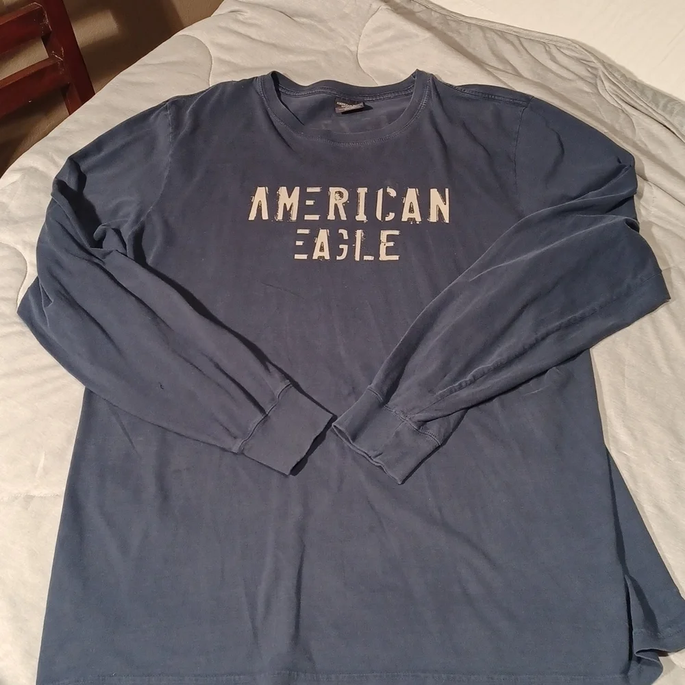 𝅺AMERICAN EAGLE OUTFITTERS MENS SZ XL LONG SLEEVE BLUE TEE SHIRT WITH TAN PRINT - Picture 3 of 6